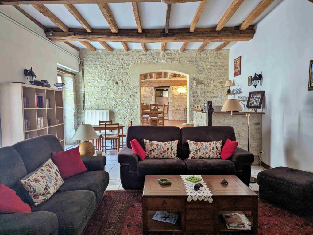 salon avec pierres apparentes à Cravant