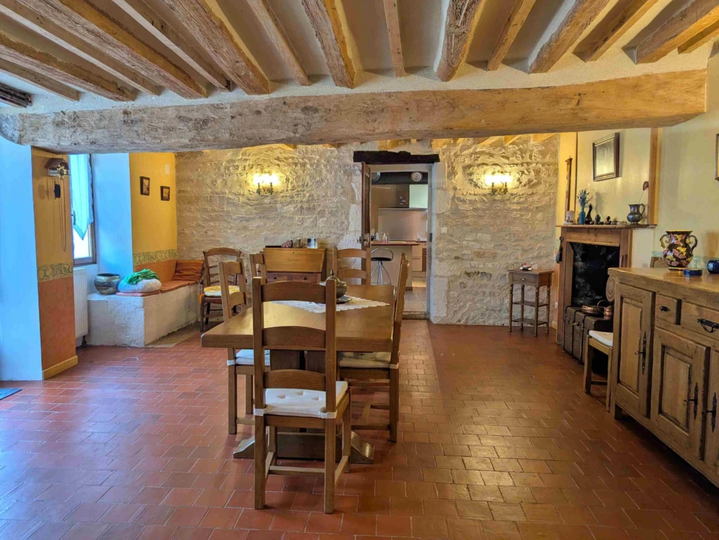 séjour avec tomettes et poutraison en chêne Sud Yonne