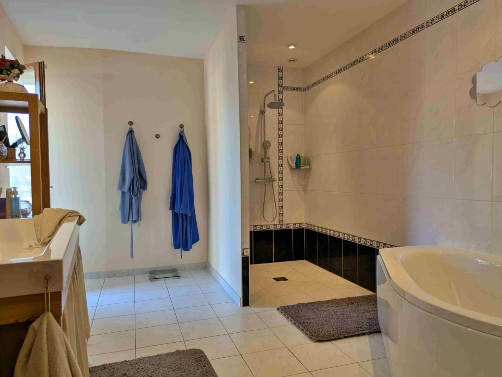 Salle de bains avec baignoire et douche à l'italienne Deux Rivières