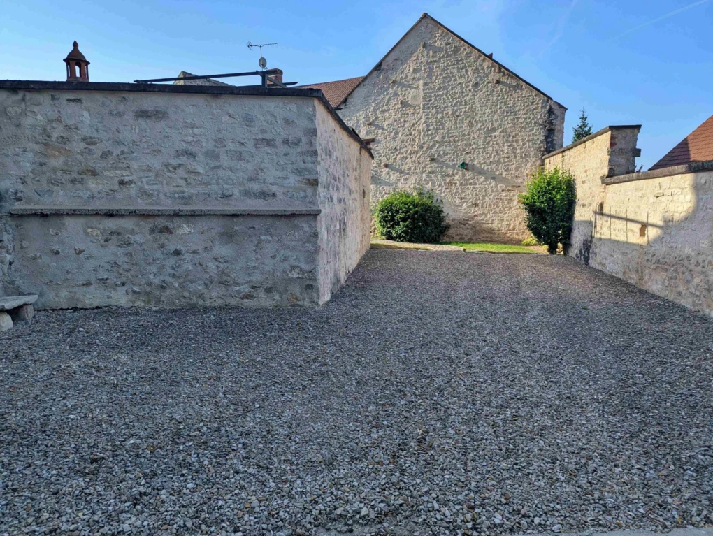 cour avec parking à cravant