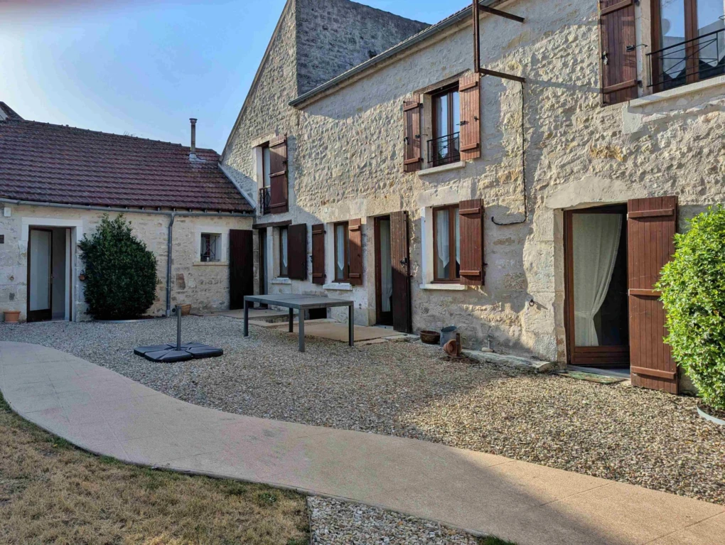 jolie cour aménagée et arborée entre Auxerre et Avallon