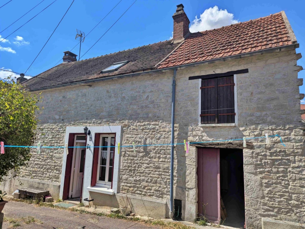 Façade maison en pierre à Lucy sur Cure