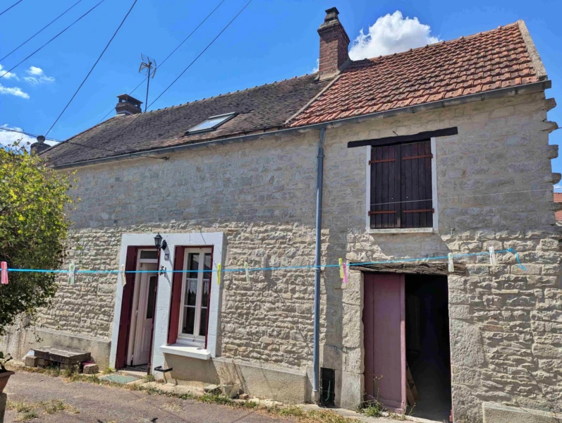 Façade maison en pierre à Lucy sur Cure
