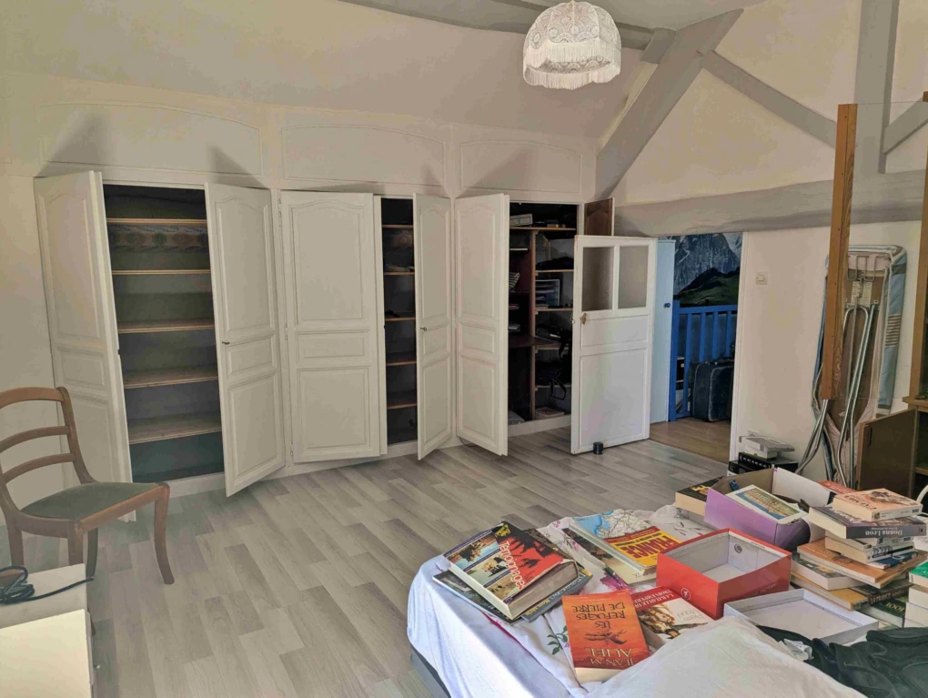 chambre avec placards village bord de Cure