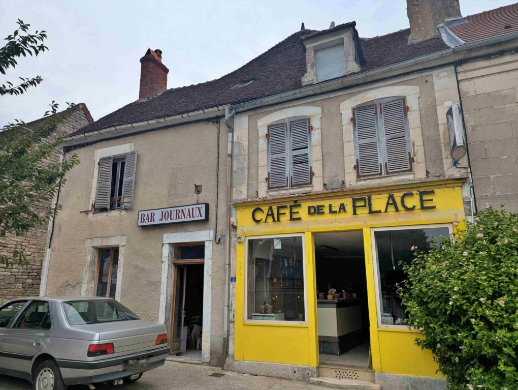 ancien café habitation à Courson les Carrières