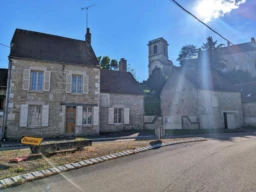 Façade maison principale rénovée et grange