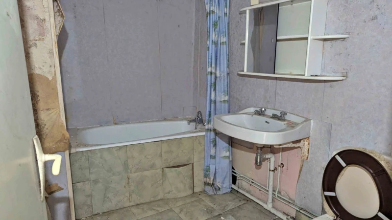 salle de bains avec wc à rénover au rez-de-chaussée