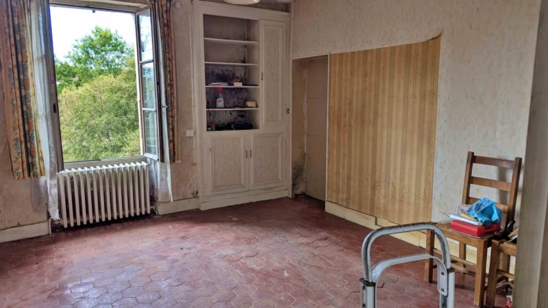 pièce à rénover au 1er étage (possibilité de communication avec la maison rénovée)