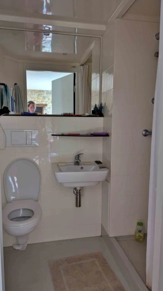 chambre avec tomettes et cheminée ; et sa salle d'eau et wc
