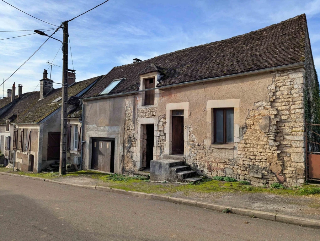 façade maison, garage et dépendance avec jardin à Courson les Carrières