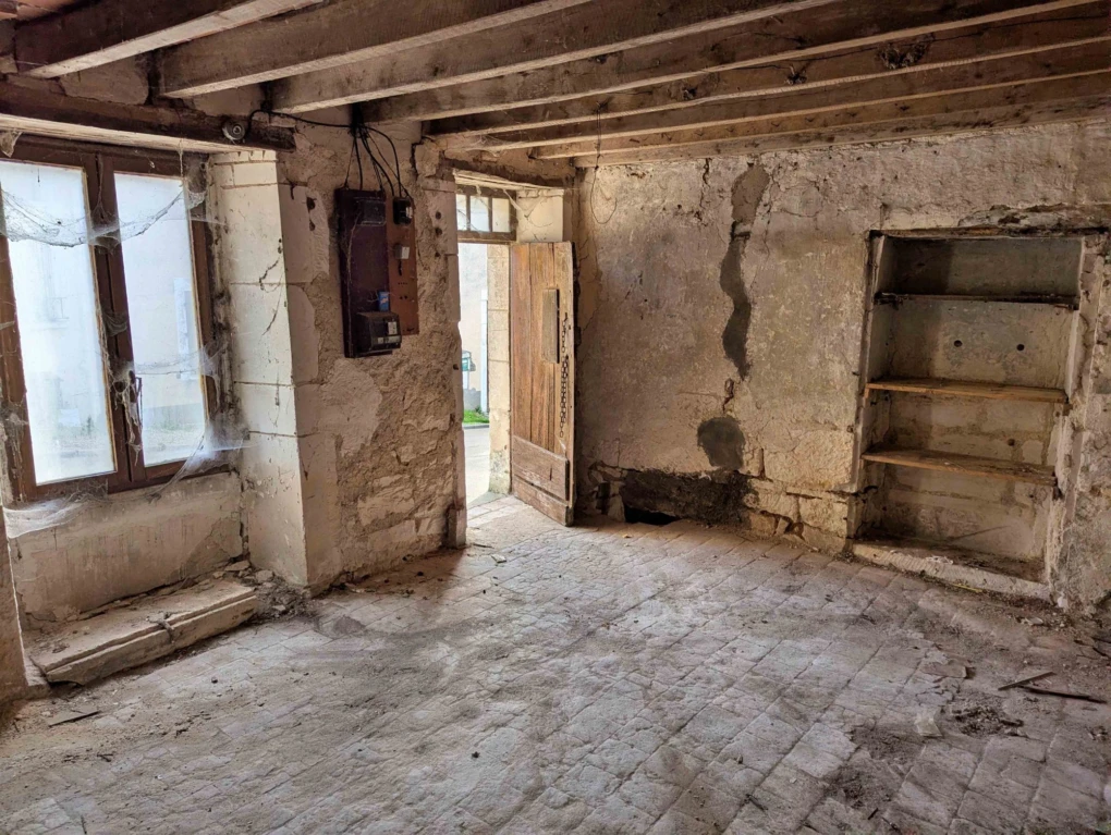 Dépendance avec maison à Courson les Carrières