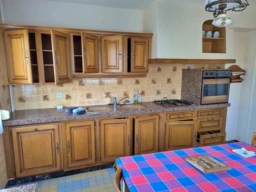 Cuisine aménagée et équipée, maison à rafraîchir à MAILLY LE CHATEAU