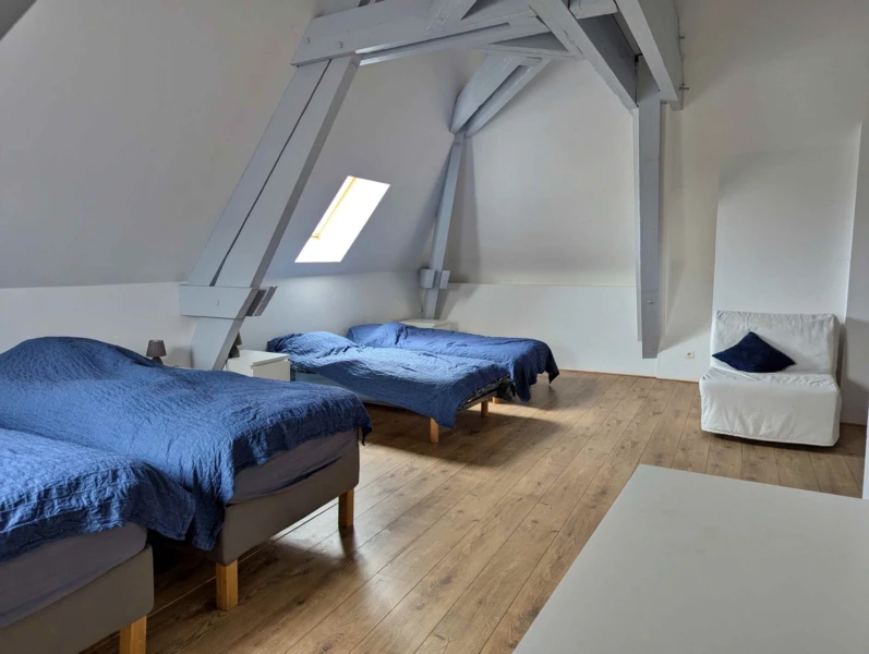 Grande dortoir avec charpente apparente