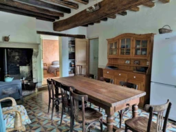 pièce à vivre avec carreaux de ciment proche de la forêt de Fretoy