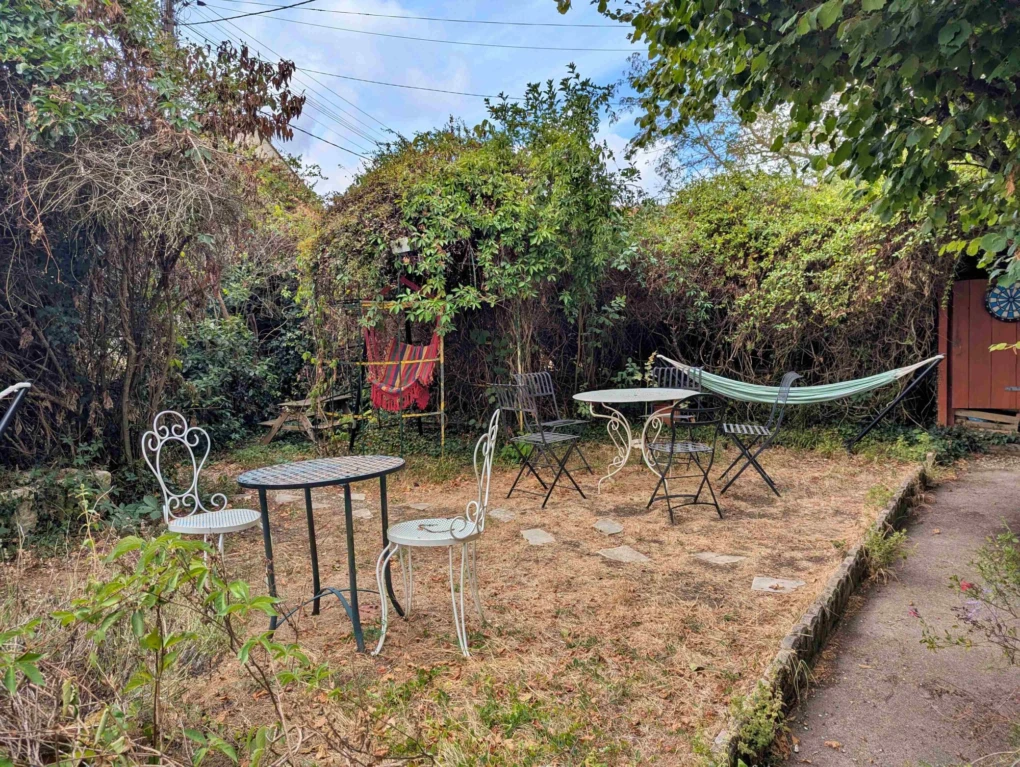 jardin devant la maison à MERRY SUR YONNE