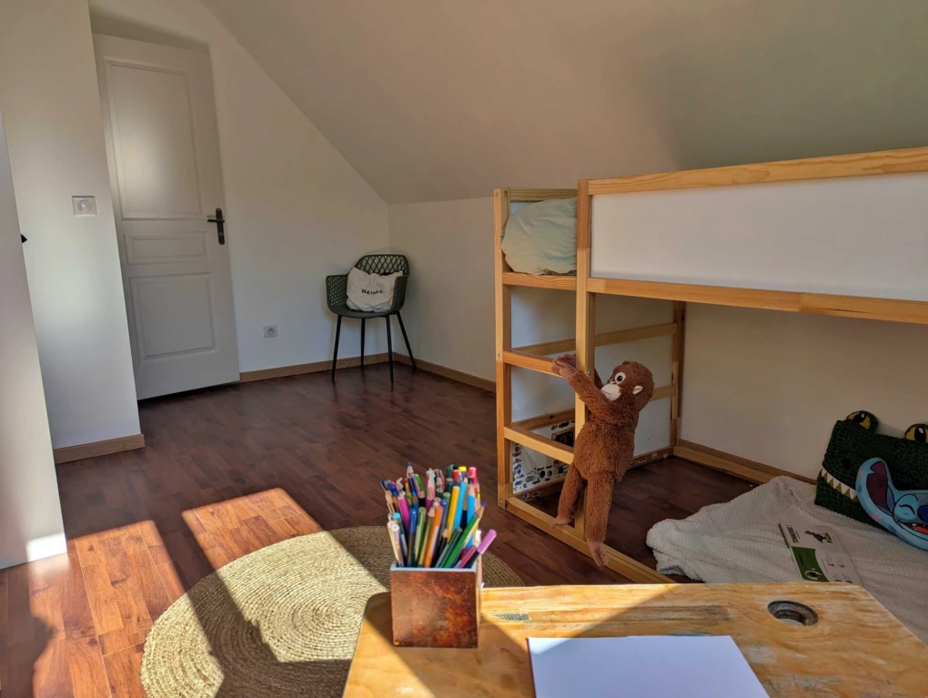 Une chambre avec climatisation