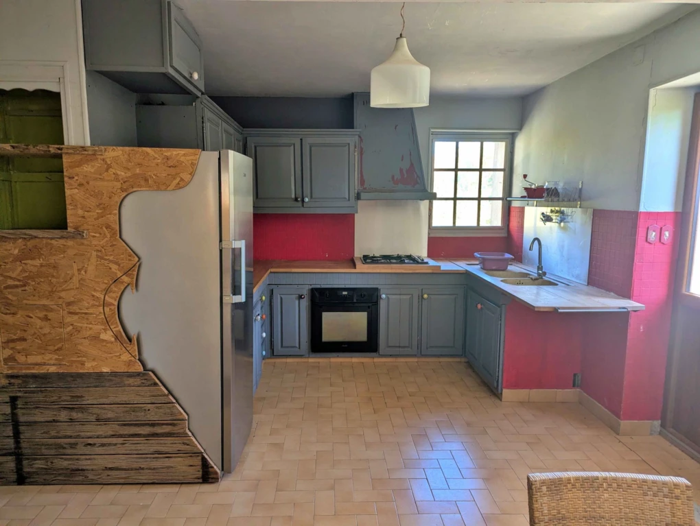 cuisine aménagée ouverte sur la terrasse LES HAUTS DE FORTERRE
