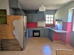 cuisine aménagée ouverte sur la terrasse LES HAUTS DE FORTERRE