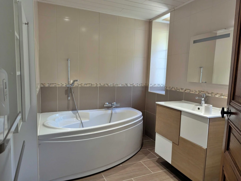 salle de bains avec wc à Merry-Sec