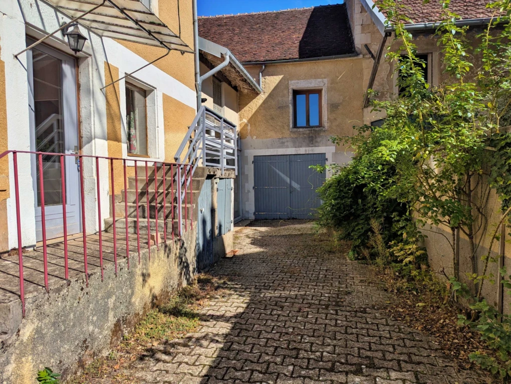 cour maison en pierre Sud Yonne