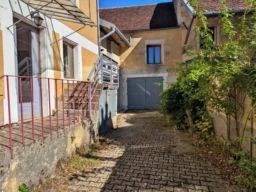 cour maison en pierre Sud Yonne
