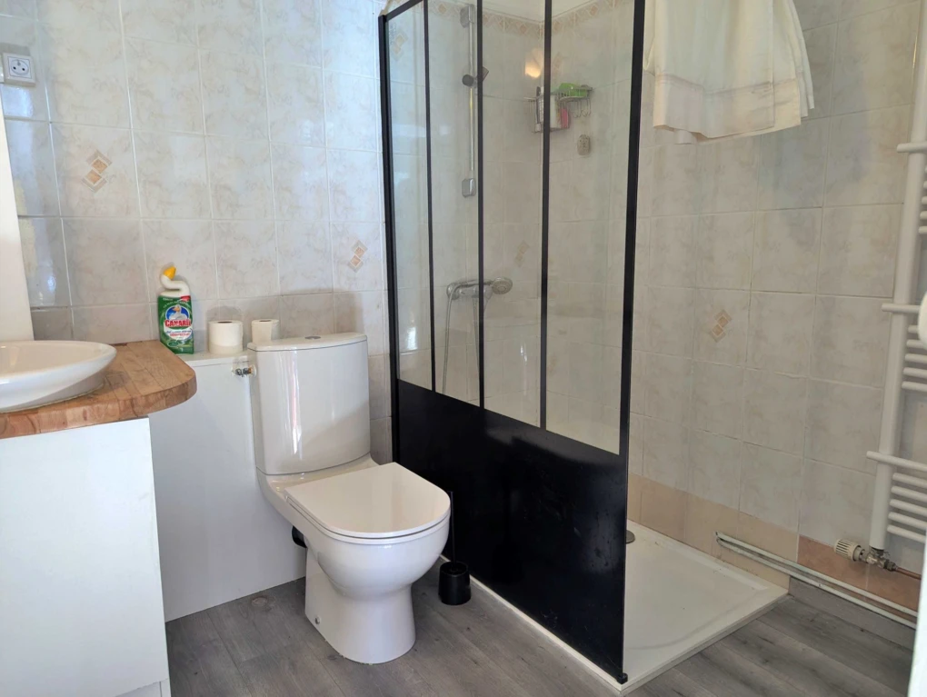 salle d'eau avec wc à Crain