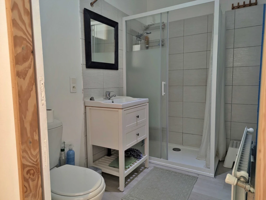 Salle d'eau avec wc à Crain