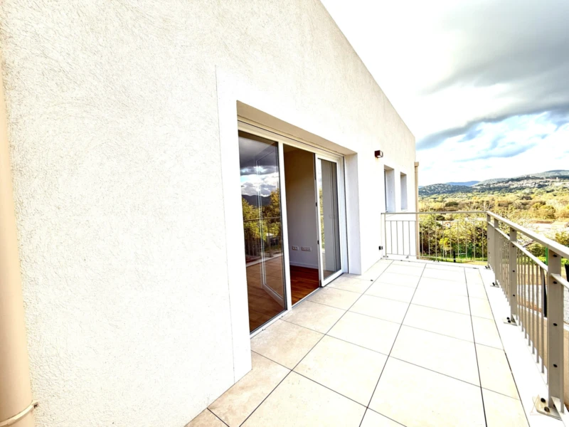 OFFRES EXCLUSIVES sur ce T3 de 65 m² avec terrasse et vue dégagée sur Grimaud à Cogolin 1
