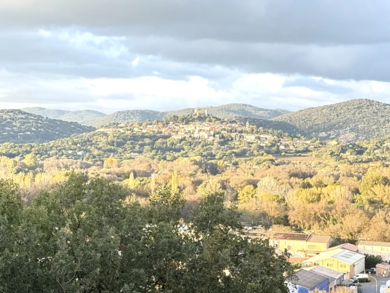PORTES OUVERTES - T3 traversant avec terrasse et vue dégagée à Cogolin 3