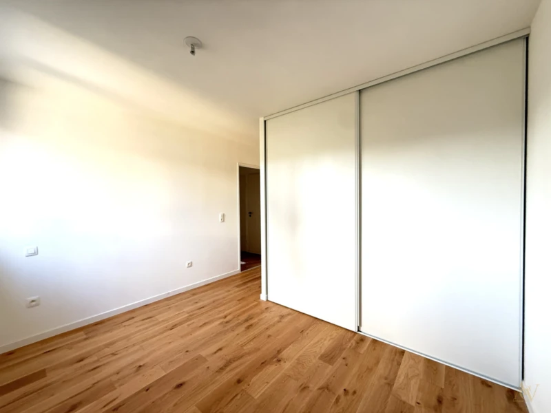 PORTES OUVERTES - T3 traversant avec terrasse et vue dégagée à Cogolin 2