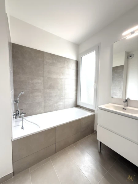 T3 de 65 m² avec terrasse et vue dégagée sur Grimaud à Cogolin 1