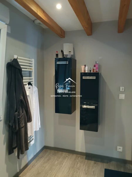 Salle de bains avec WC
