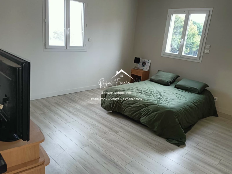 Chbr parentale avec accès dans la salle de bains