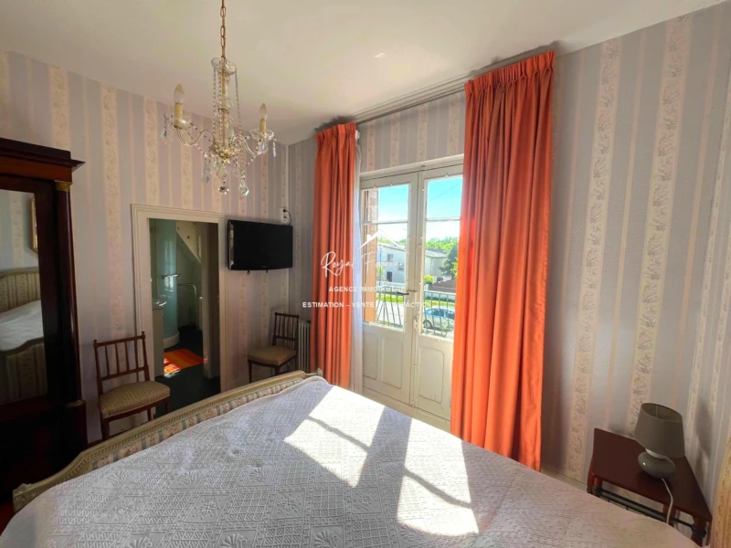 chambre avec salle d'eau et balcon