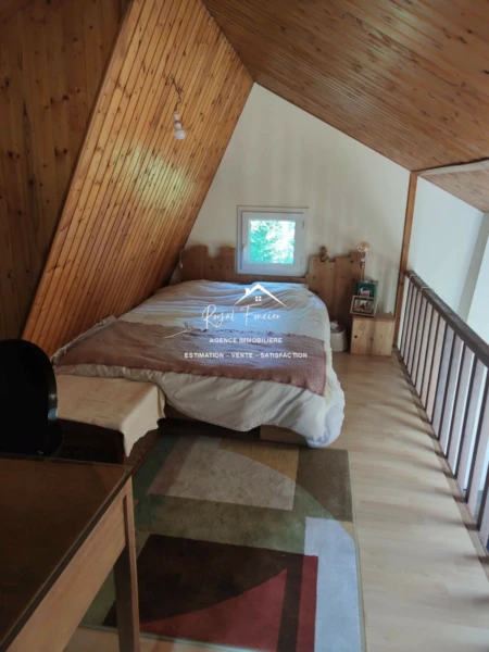 Entrée dans la propriété sous un bois
