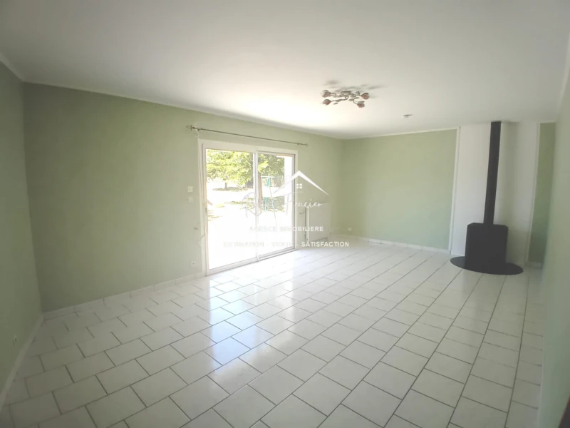 Espace de vie de 30 m2 avec poêle à bois