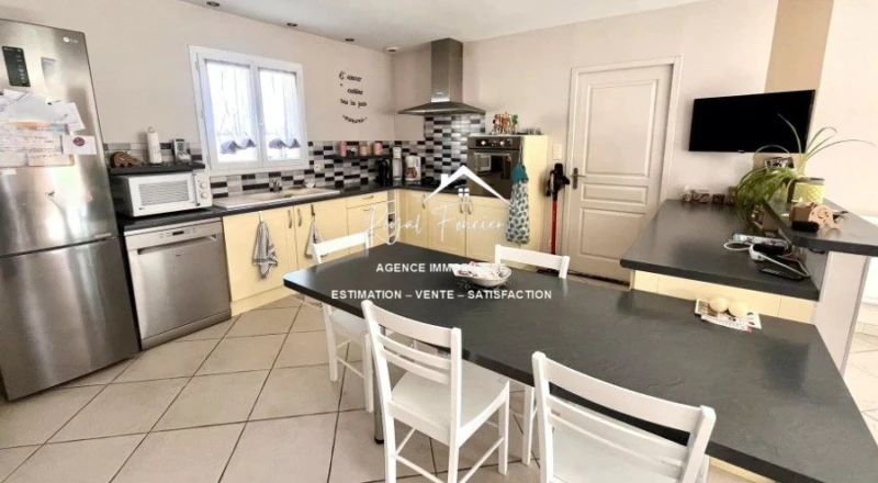 Bel espace cuisine A et E (hotte et plaque)