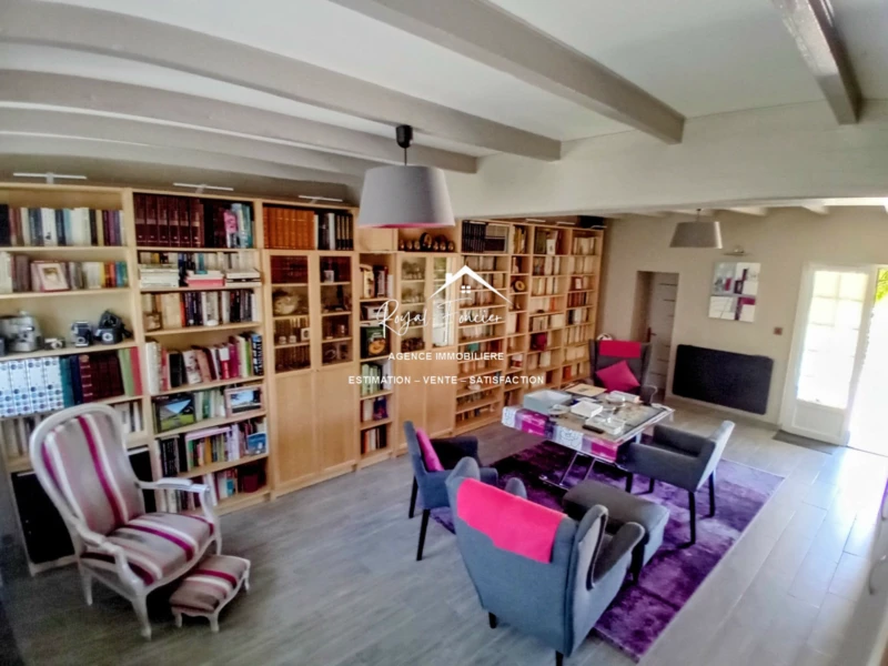 Espace Salon avec nombreux rangements