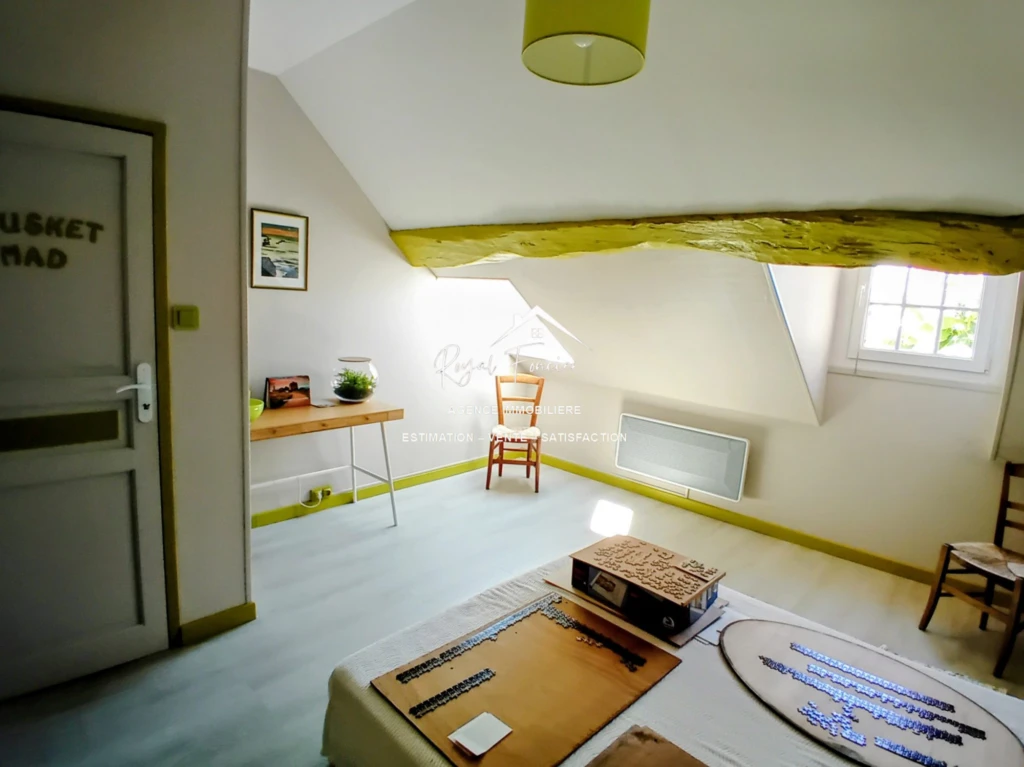 Etage : Chambre 1 avec salle d'eau privative et WC