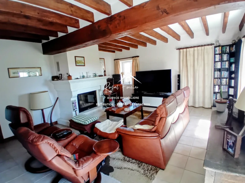 Pièce de vie avec cheminée (insert) avec accès au bureau