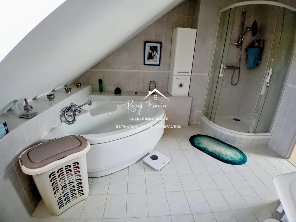 Etage : salle de bains (douche) + WC