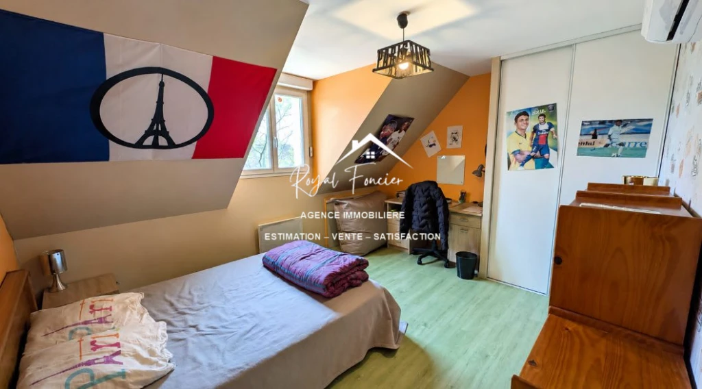 Etage : Chambre 1 avec placard