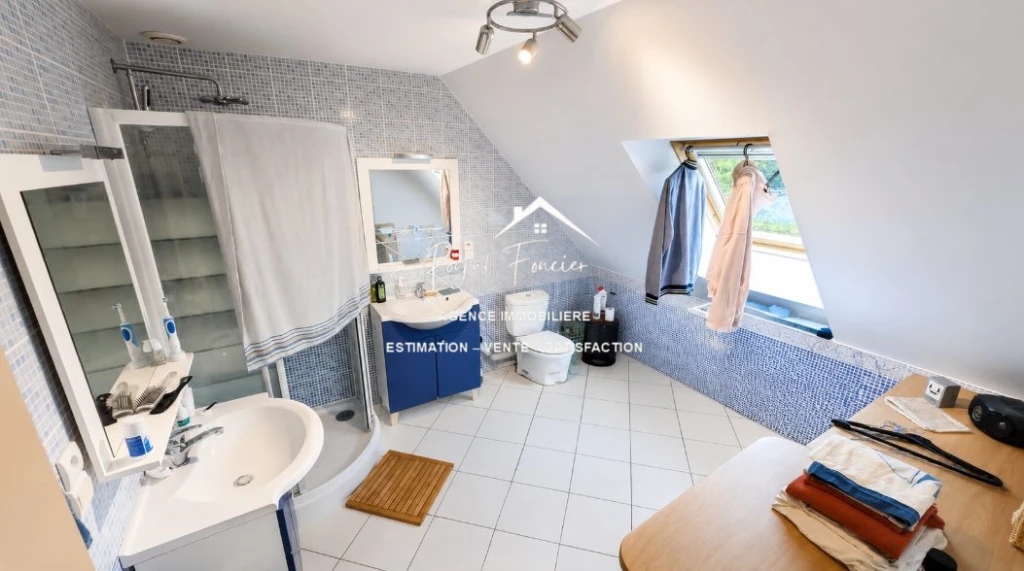 Etage : Chambre 3 avec placard