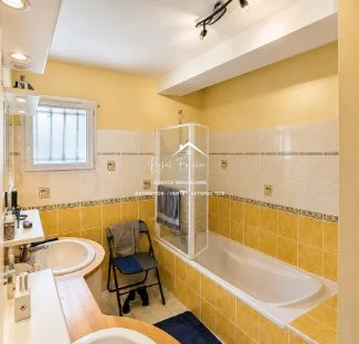 Salle de bain parentale au RDC