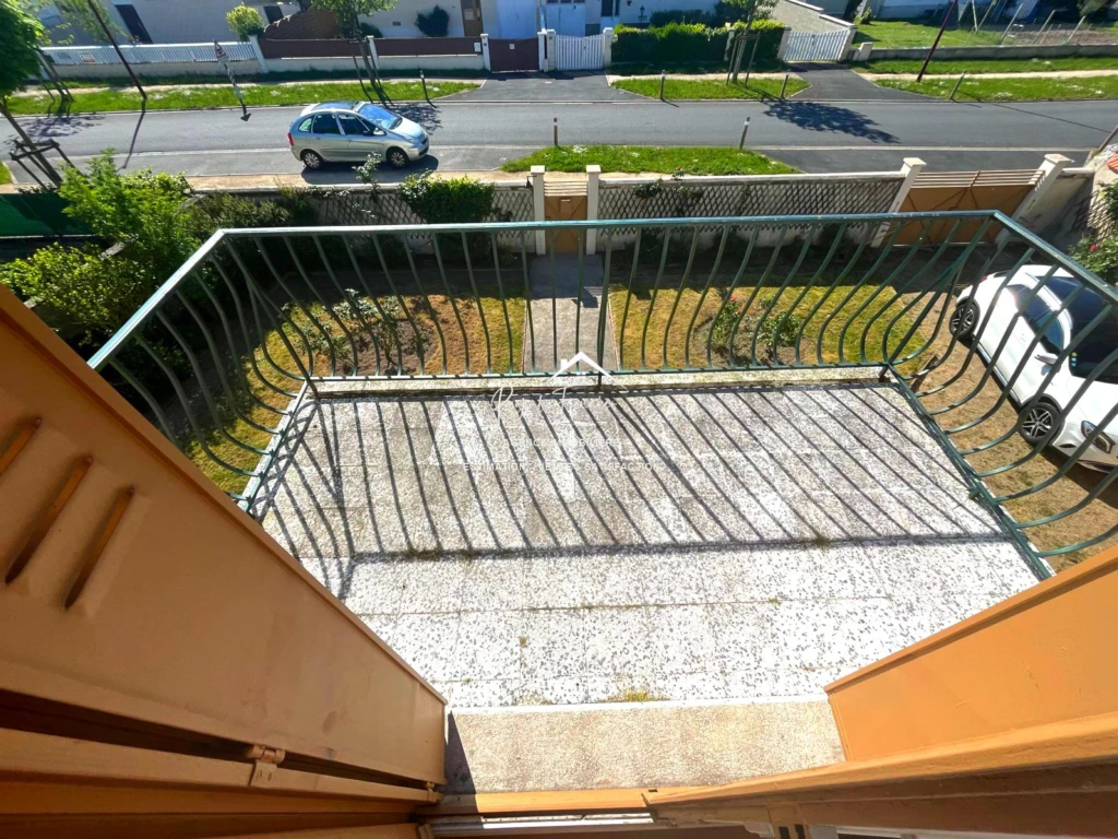 chambre avec salle d'eau et balcon