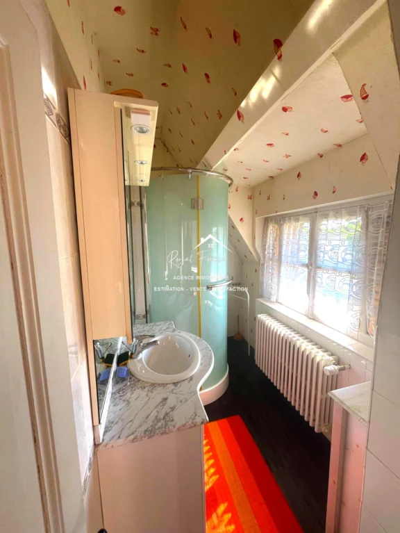 chambre avec salle d'eau et balcon