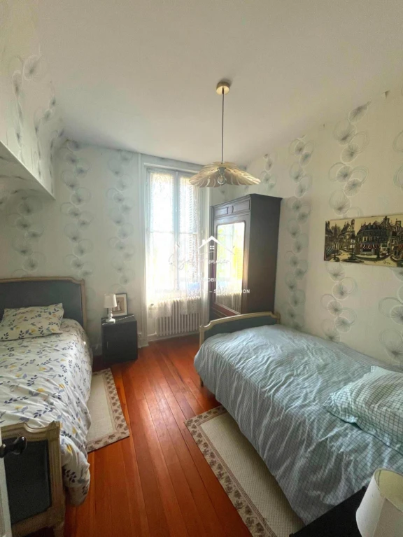 chambre avec salle d'eau et balcon