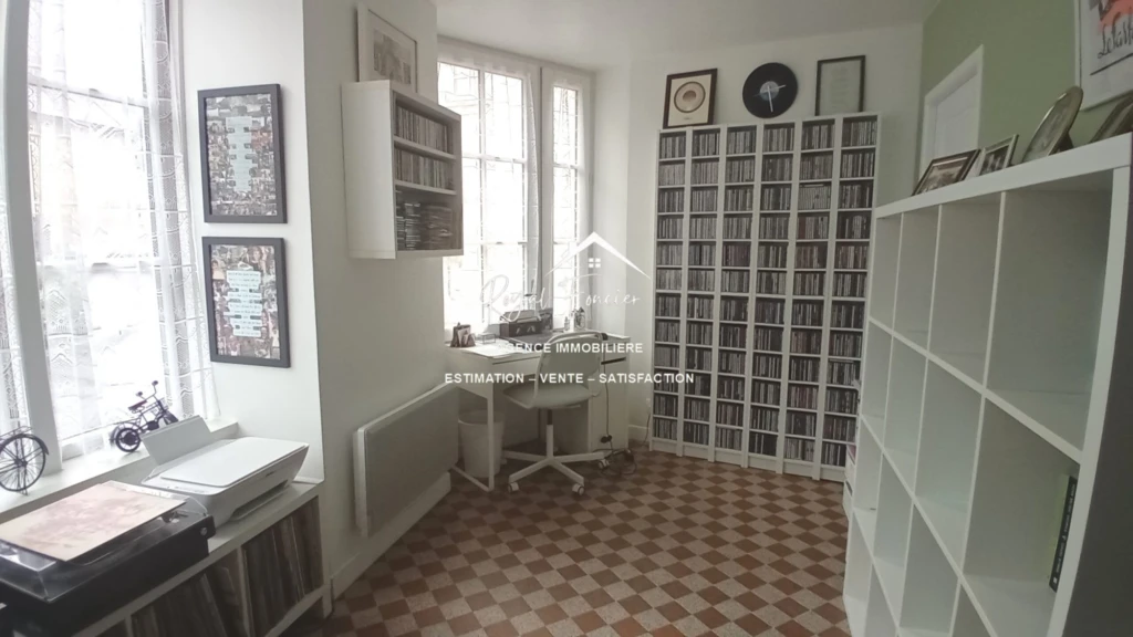 Bureau très lumineux et fonctionnel