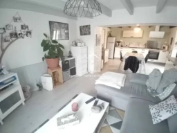 Pièce de vie ouverte sur cuisine A et E