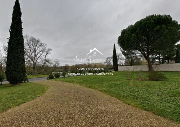 Vue sur la rivière et le lac